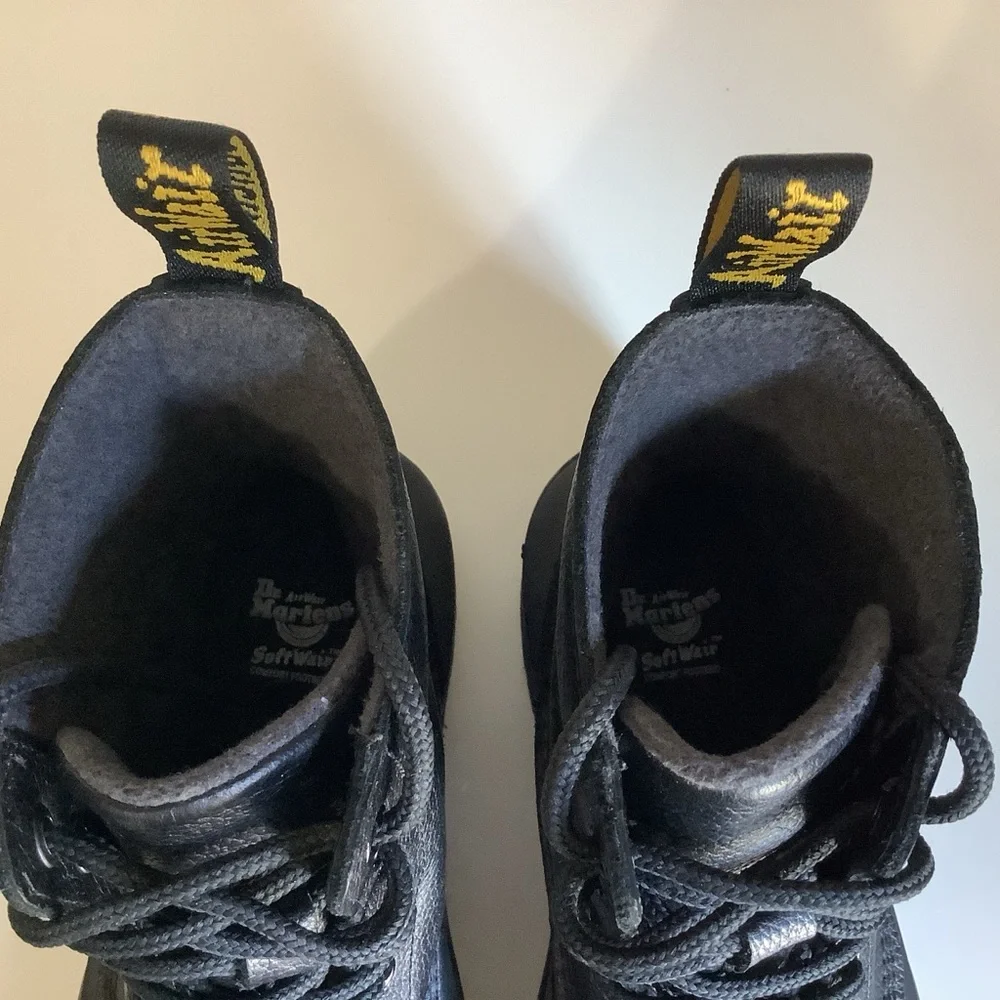 Dr. Martens Boots Women’s US 7, Men’s US 6